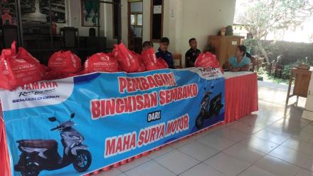 Pembagian Paket Sembako dari Maha Surya Motor